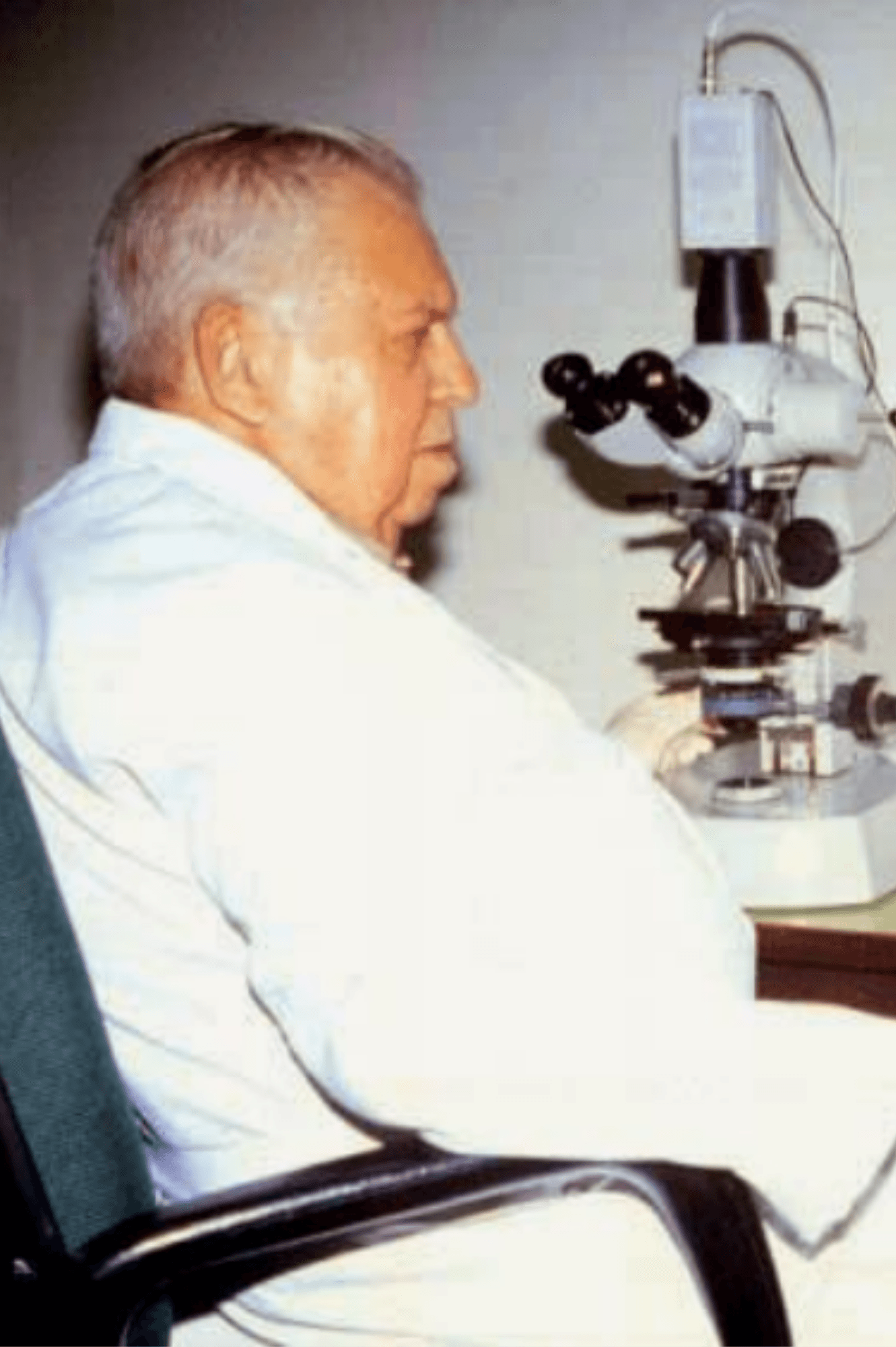 Prof. Dr. Helio Copelman ao microscópio